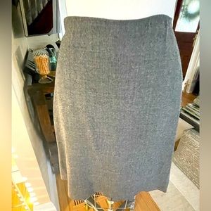 Tahari wool blend w lycra grey heather skirt. Gorgeous silhouette size 10